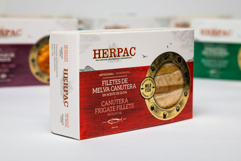 Nuevo packaging de la conocida marca de conservas Herpac, un clásico moderno que aúna la tradición artesanal con la innovación. 